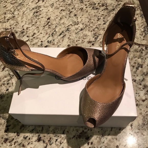 Gold/ metallic metallic like heel / sandals - Picture 2 of 8